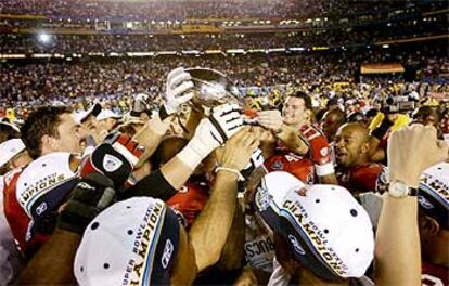 Los jugadores de Tampa Bay elevan el trofeo Vince Lombardi tras ganar la SuperBowl.