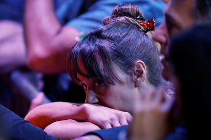 Una mujer reacciona al resultado de la elección.