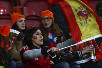 Una hincha española apoya a la selección en las gradas del Ámsterdam Arena.