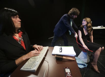 Marta Poveda, Marc García Coté y Ferran Audí, en una escena de <i>Vagas noticias de Klamm,</i> de José Sanchis Sinisterra.