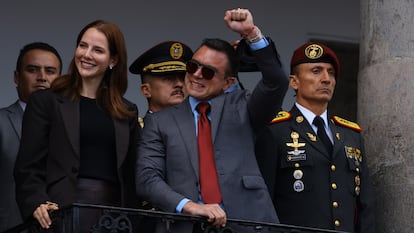 Daniel Noboa (centro) y su esposa, Lavinia Valbonesi (izquierda), durante una ceremonia en el Palacio Presidencial de Carondelet, el 15 de abril en Quito, Ecuador.