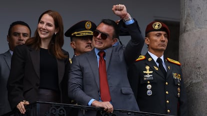 Daniel Noboa (centro) y su esposa, Lavinia Valbonesi (izquierda), durante una ceremonia en el Palacio Presidencial de Carondelet, el 15 de abril en Quito, Ecuador.