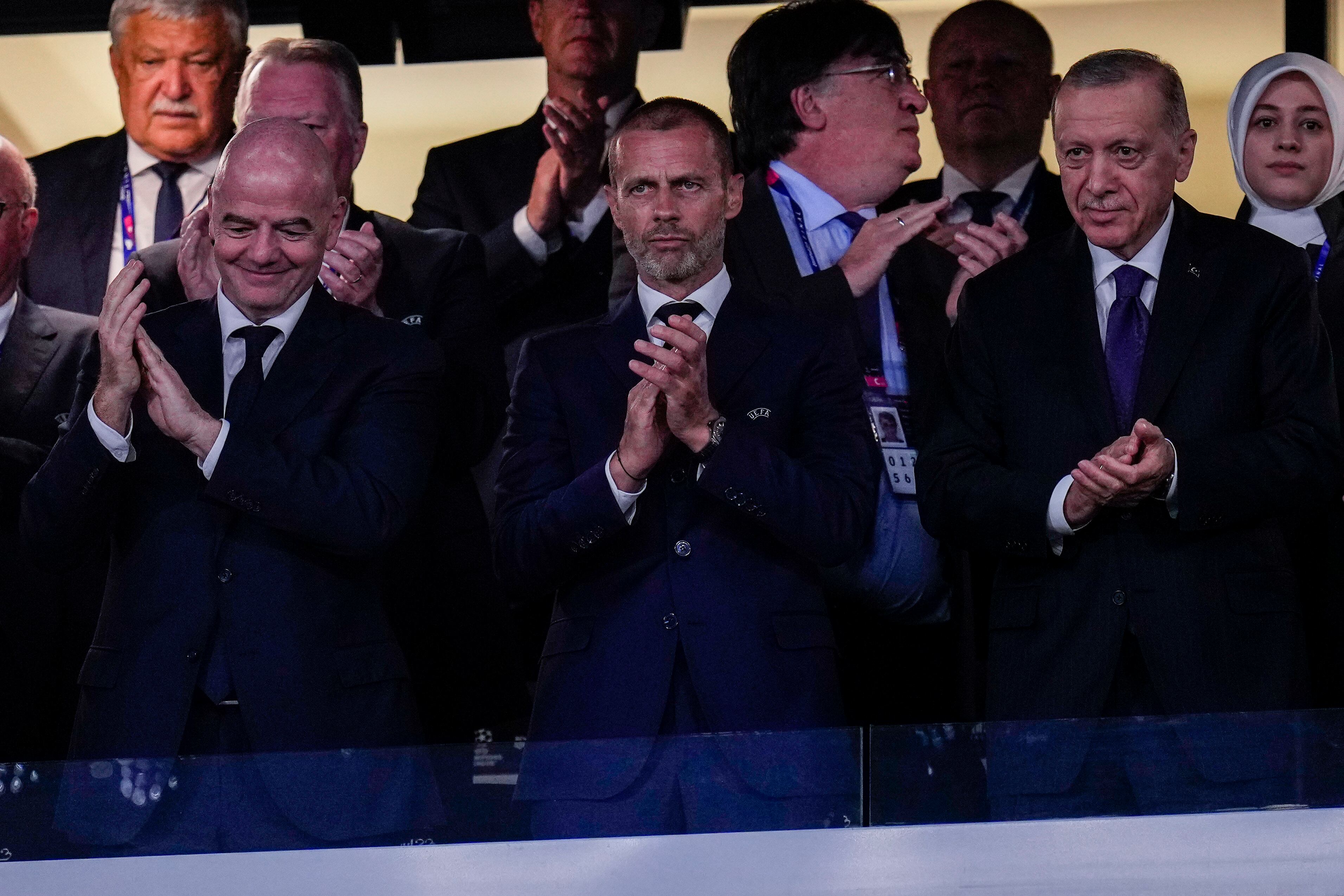 Desde la izquierda, el presidente de la FIFA, Gianni Infantino; el presidente de la UEFA, Aleksander Ceferin, y el presidente turco, Recep Tayyip Erdogan, en el palco del Estadio Olímpico Ataturk de Estambul.