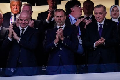 Desde la izquierda, el presidente de la FIFA, Gianni Infantino; el presidente de la UEFA, Aleksander Ceferin, y el presidente turco, Recep Tayyip Erdogan, en el palco del Estadio Olímpico Ataturk de Estambul.