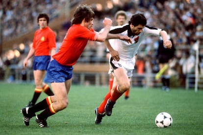 3 de junio de 1978. Migueli intenta frenar a Hans Krankl en el España (1)-Austria (2), primer partido de la selección española en el Mundial de Argentina, un estreno con derrota. Dirigida por Ladislao Kubala la selección española volvía a los Mundiales tras las ausencias de 1970 y 1974 para irse en primera ronda.