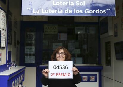 El 04536, segundo premio del Sorteo Extraordinario de la Lotería de Navidad, ha sido vendido en parte en la administración ubicada en la madrileña puerta del Sol, 12 .En la foto, una vendedora de la administracion celebra el premio. 