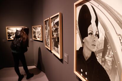 Fragmento de la exposición Moda a pie de calle, de la fotoperiodista Joana Biarnés, el martes en la Sala Canal de Isabel II.