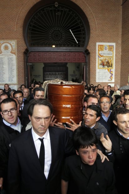 El féretro del diestro Antonio Chenel Antoñete sale por la puerta grande de la madrileña plaza de toros de Las Ventas, donde cientos de aficionados acudieron hoy a dar la póstuma despedida al torero.