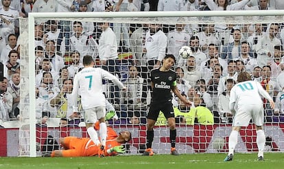 Ronaldo, delantero portugués del Real Madrid, marca el segundo gol del equipo.
