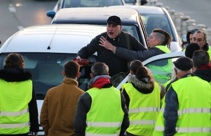 Un conductor muestra su enfado durante el corte de una carretera por los 'chalecos amarillos' en Bayona, al sur de Francia.