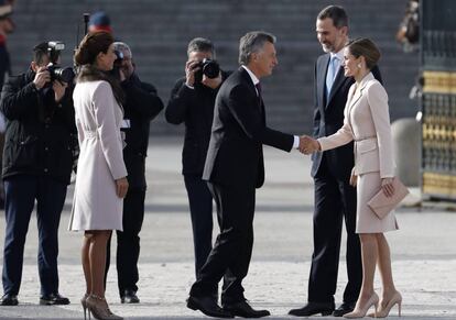El presidente de Argentina, Mauricio Macri, saluda a la reina Letizia en presencia del rey Felipe y Juliana Awada, esposa de Macri.