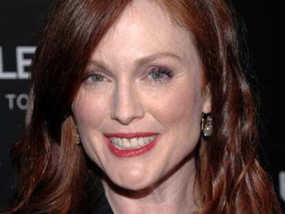 La actriz Julianne Moore será la nueva cara de Bulgari. La marca de joyería ha elegido su rostro para su colección de primavera/verano de 2010, ha informado <i>People</i>. Para la campaña la artista será fotografiada por Mert Alas y Marcus Piggot en Beverly Hills.