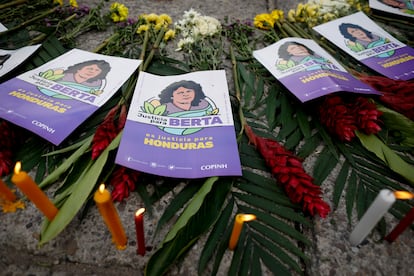 Volantes con la imagen de la activista hondureña Berta Cáceres durante una protesta en Tegucigalpa, Honduras, en julio de 2021.