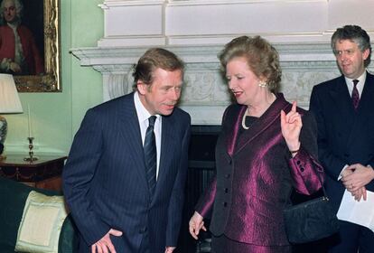 21 de marzo de 1990. Václav Havel, entonces presidente de Checoslovaquia, se reúne con la primera ministra británica Margaret Thatcher, en la primera visita oficial que realizara a Reino Unido.