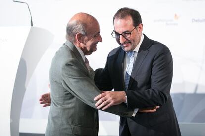 Miquel Roca (E) se saluda amb Ramon Espadaler (D).