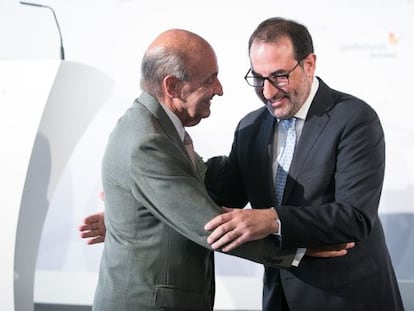 Miquel Roca (I) se saluda con Ramon Espadaler (D).