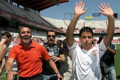 Monchi, a la izquierda, en la presentación de Saviola en 2005.