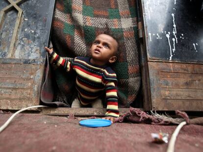 Un niño yemení desplazado desde Hodeida por la guerra gatea en la puerta de la choza de Sanaa, la capital del país, donde se ha refugiado su familia, en Sanaa, Yemen.