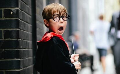 Un niño, en los estudios de Harry Potter de Londres.