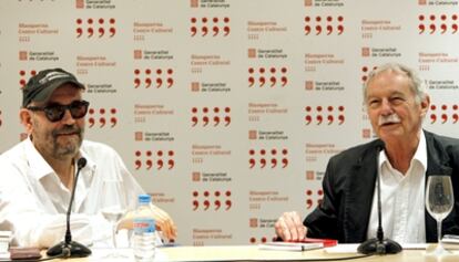 El crítico de teatro y novelista Marcos Ordóñez (izquierda) y Eduardo Mendoza esta mañana en la presentación del nuevo libro de Ordóñez, 'Telón de fondo'.