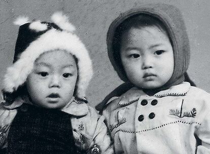 Haiying lleva 10 meses en España. Vive con su marido, Gao, profesor de chino desde hace seis años. Ella sale en la foto con su hermano en Tianjin (China), en 1973.