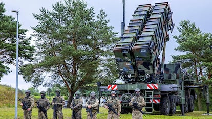Soldados ucranios y alemanes se entrenan con el sistema de misiles de defensa antiaérea Patriot en Mecklemburgo-Pomerania Occidental, el 11 de junio.