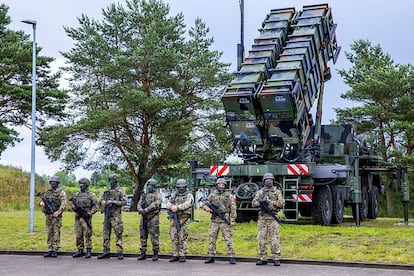 Soldados ucranios y alemanes se entrenan con el sistema de misiles de defensa antiaérea Patriot en Mecklemburgo-Pomerania Occidental, el 11 de junio.