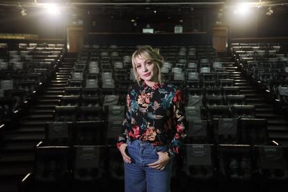 Lola Blasco, Premio Nacional de Literatura Dramática 2016, posando en el Teatro Fernán Gomez, donde se reestrena su montaje 'Música y mal'.