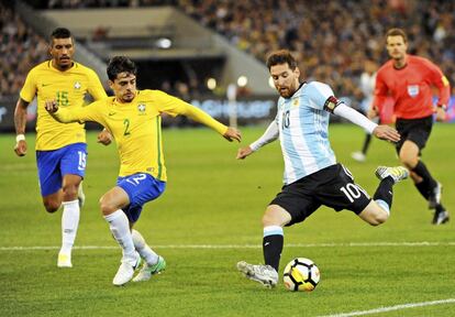 Fagner tenta travar Messi dentro da área.