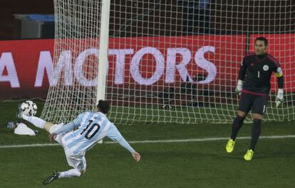 Messi salta para patear el balón muy cerca de la portería. El número 10 no anotó ningún gol.