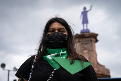 En la glorieta de las mujeres que luchan se realizó un acto de protesta en el cual las manifestantes colocaron frases de protesta en sus cuerpos y se encadenaron entre sí. 