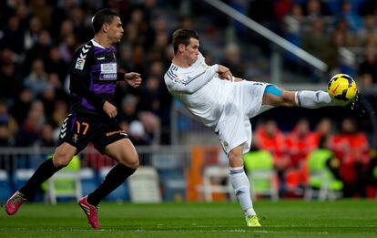 Bale dispara a puerta ante Peña.