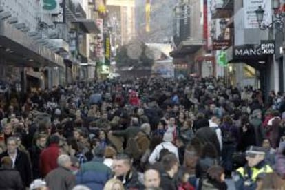 Ciudadanos en una calle comercial de Madrid. EFE/archivo