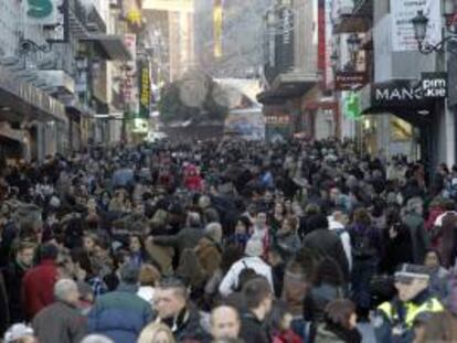 Ciudadanos en una calle comercial de Madrid. EFE/archivo