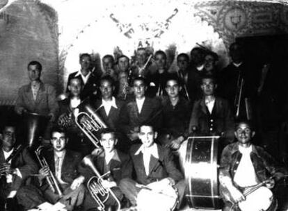 Ernesto Sempere, cuarto por la izquierda de la primera fila, con los miembros de la orquesta de la prisión.