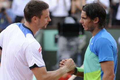 Robin Soderling da la enhorabuena a Rafael Nadal por su triunfo.