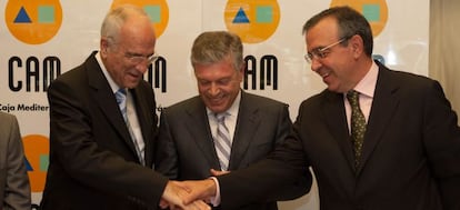 Vicente Sala y Modesto Crespo, antiguo y nuevo presidente de CAM, y Roberto L&oacute;pez, director general de Caja de Ahorros del Mediterr&aacute;neo.