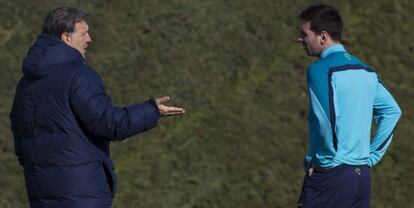 Martino habla con Messi durante un entrenamiento de enero. 