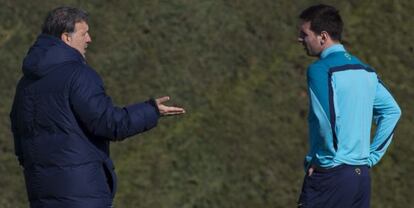 Martino e Messi durante um treino em janeiro.