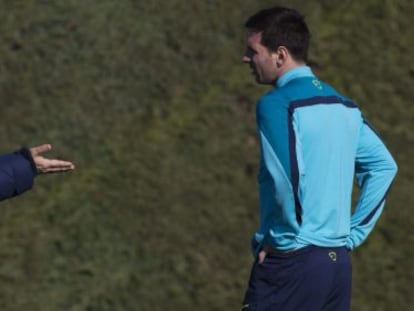 Martino e Messi durante um treino em janeiro.