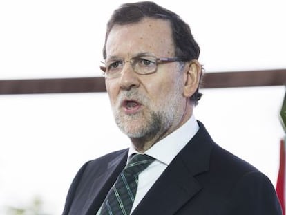 El presidente del Gobierno, Mariano Rajoy, interviene durante un acto electoral en un restaurante del puerto de Sevilla. EFE/Ra&uacute;l Caro