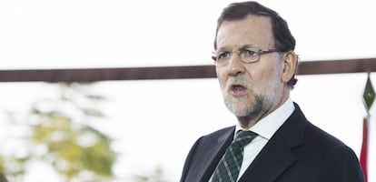 El presidente del Gobierno, Mariano Rajoy, interviene durante un acto electoral en un restaurante del puerto de Sevilla. EFE/Ra&uacute;l Caro