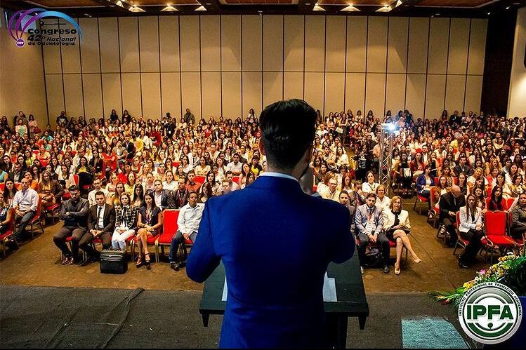 El odontólogo Víctor Sánchez durante el 42 Congreso de Odontología de Venezuela, en 2016, en Valencia.