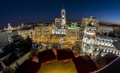 La nueva terraza del clásico hotel The Principal Madrid es una de las imprescindibles del verano madrileño. Situada en la séptima planta, ofrece vistas sobre la escultura de la Victoria Alada que corona la cúpula del edificio Metrópolis; el edificio del Círculo de Bellas Artes y de la intersección de las calles Alcalá y Gran Vía. En forma de U, bucólica, con sillas de forja y sombrillas de color rojo pasión, sirve aperitivos, cafés y tés, cavas, champán, combinados y cócteles de Diego Arias, como el Ipanema. Todo ello, con música ambiente. En el solárium, las tumbonas se turnan con las mesas donde se puede disfrutar de cenas al fresco por las noches, con ensaladas, pulpo, 'tataki', pluma ibérica o 'roast beef'. Abre de 20.00 a 1.00. Dirección: Marqués de Valdeiglesias, 1 (7º). +34 915 21 87 43. www.theprincipalmadridhotel.com.