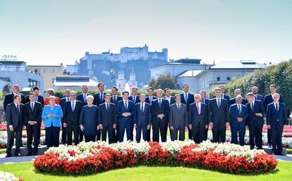 Cuando el Brexit tenga lugar, Theresa May, primera ministra de Reino Unido, dejará de participar en las reuniones del Consejo de la Unión Europea, una de las instituciones de Gobierno comunitarias. La presencia femenina en estos encuentros pasará a correr entonces únicamente a cargo de Angela Merkel, canciller alemana, y de la presidenta lituana, Dalia Grybauskaité. La actual relación de género, una mujer por cada 10 hombres, pasará a ser todavía menos igualitaria, con una mujer por cada 15 hombres. Además de los líderes de los Veintiocho en la foto de familia aparecen el presidente del Consejo, Donald Tusk, el secretario general de esta institución, Jeppe Tranholm-Mikkelsen, y el presidente de la Comisión, Jean-Claude Juncker.