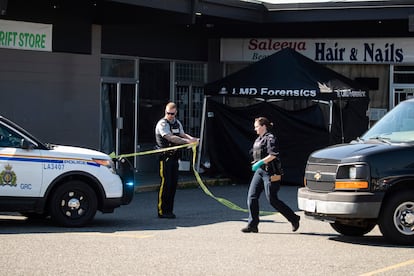 Un agente precinta la zona en la que ha tenido lugar un tiroteo, este lunes en Langley (Canadá).