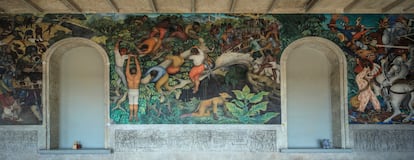 Uno de los murales del Palacio de Cortés.