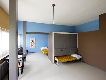 La Casa Doble que Le Corbusier y Pierre Jeanneret proyectaron para la colonia Weissenhof ofrecía un espacio de vivienda diáfano que podía compartimentarse gracias a tabiques móviles. Las camas podían recogerse dentro de armarios.