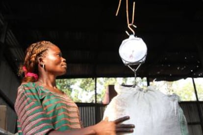 Una recolectora de basura pesa su recogida de plásticos de una semana, en Kinshasa.