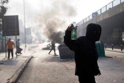 Un hombre enmascarado se dispone a lanzar un cóctel molotov en Beirut, durante el 'Día de la Ira', convocado por los partidarios de Hariri contra el grupo Chií Hezbolá.